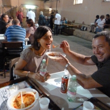 Valentina e Danilo gustano l'ottima pasta offerta dall'Associazione a tutti i partecipanti al Torneo. 

Lo spirito gioioso di questa foto è un semplice modo per ringraziare tutti gli amici che hanno partecipato attivamente all'operato dell'Associazione.