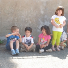 Bambini della scuola E. Toti sul piazzale in attesa della cerimonia