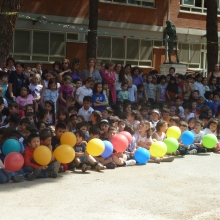 Bambini della scuola E. Toti sul piazzale in attesa della cerimonia