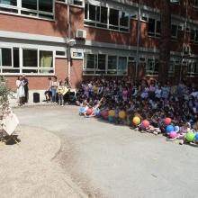 Bambini della scuola E. Toti sul piazzale