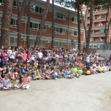 Bambini della scuola E. Toti sul piazzale in attesa della cerimonia