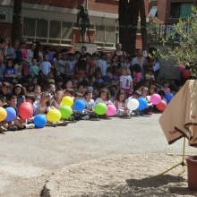 Bambini della scuola E. Toti sul piazzale in attesa della cerimonia