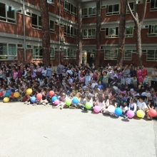 Bambini della scuola E. Toti sul piazzale in attesa della cerimonia