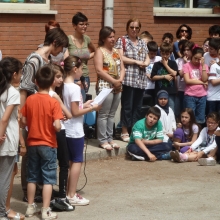 I bambini presentano a Sonia i lavori effettuati nell'ambito scolastico