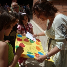 I bambini presentano a Sonia i lavori effettuati nell'ambito scolastico